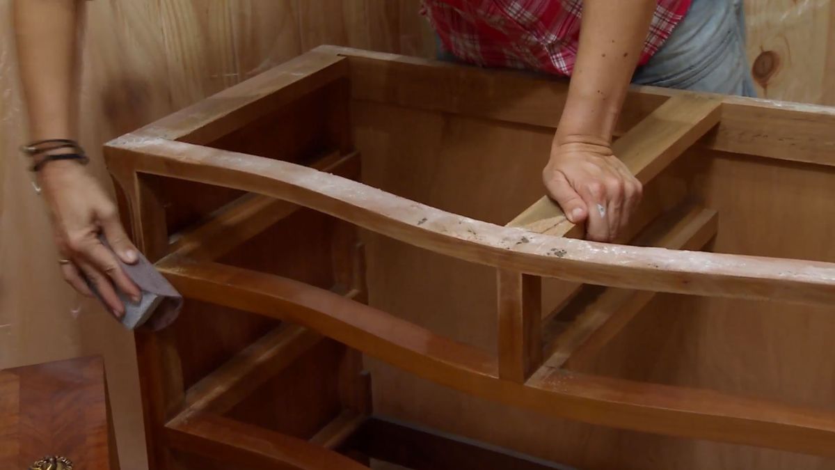 Aseo con friso de madera blanco paso 7