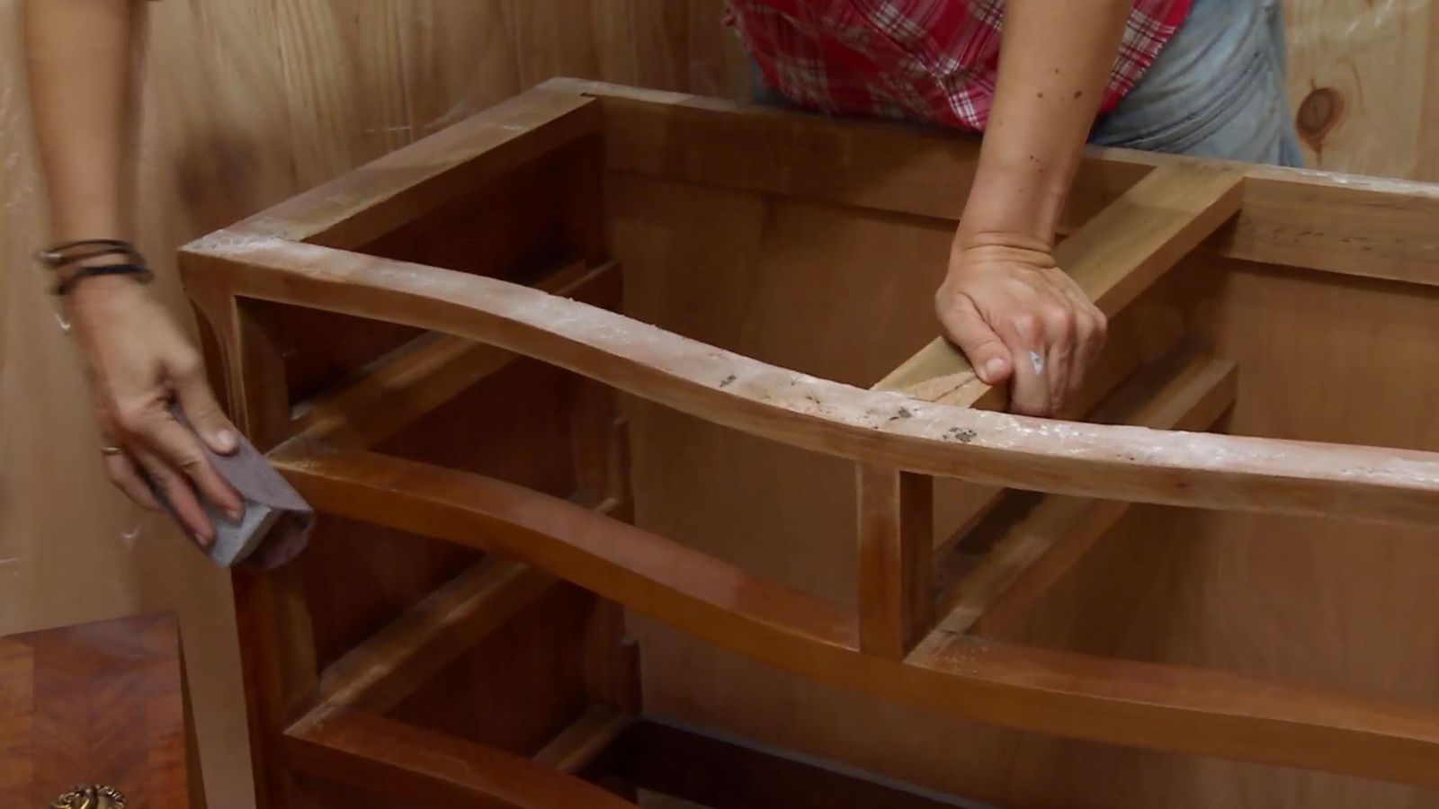 Aseo con friso de madera blanco paso 7