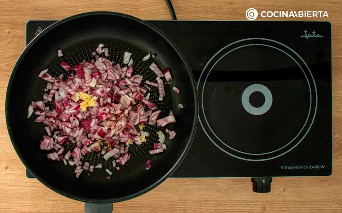 Sofríe la cebolla con el ajo