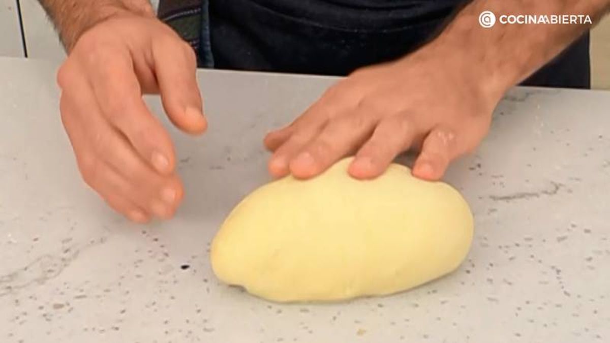 Añade mantequilla, amasa y deja reposar (3 veces)