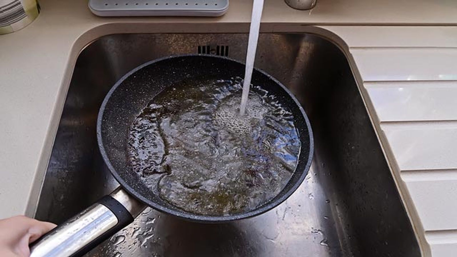 como limpiar y desincrustar la grasa de una sarten por dentro y por fuera1