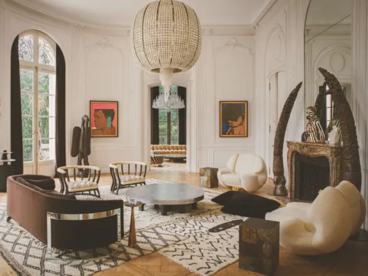 Salón con la primera lámpara que diseñó con su firma Kravitz Design