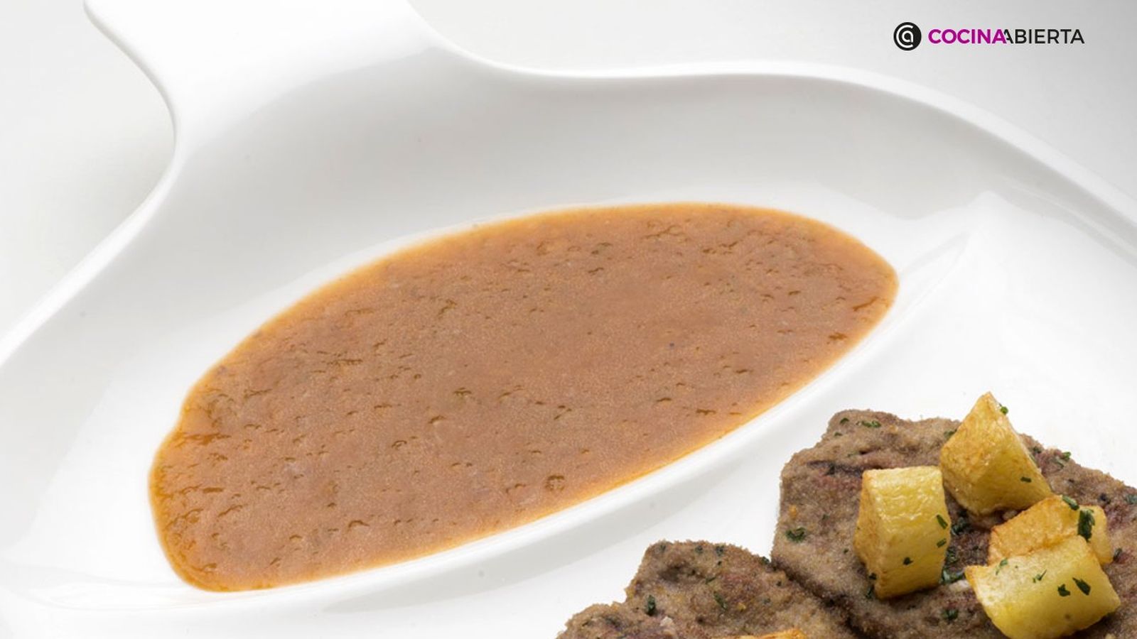 La salsa española es el acompañamiento tradicional perfecto para tus platos de carne