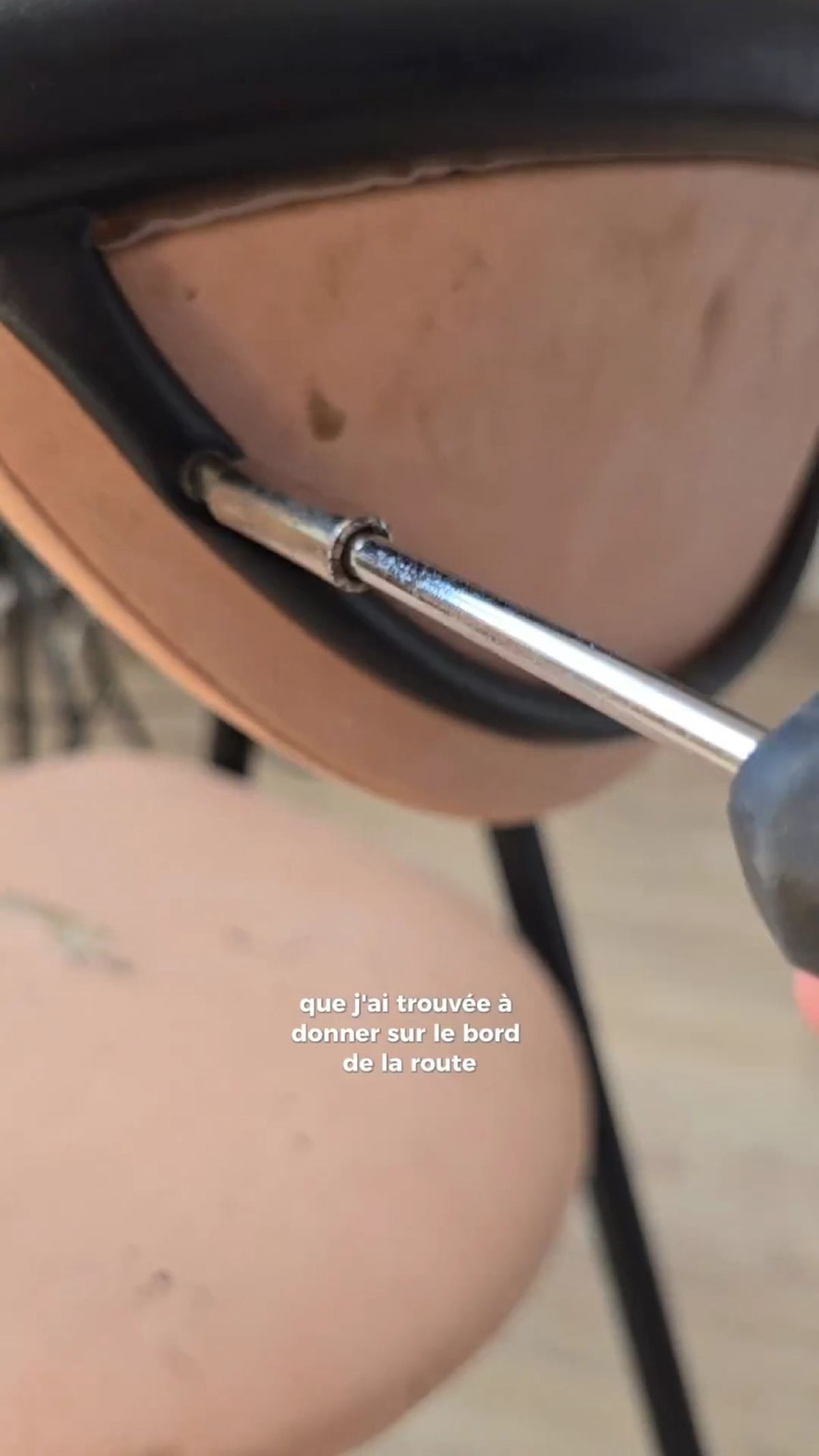 Desmontar silla de la basura para transformarlas.