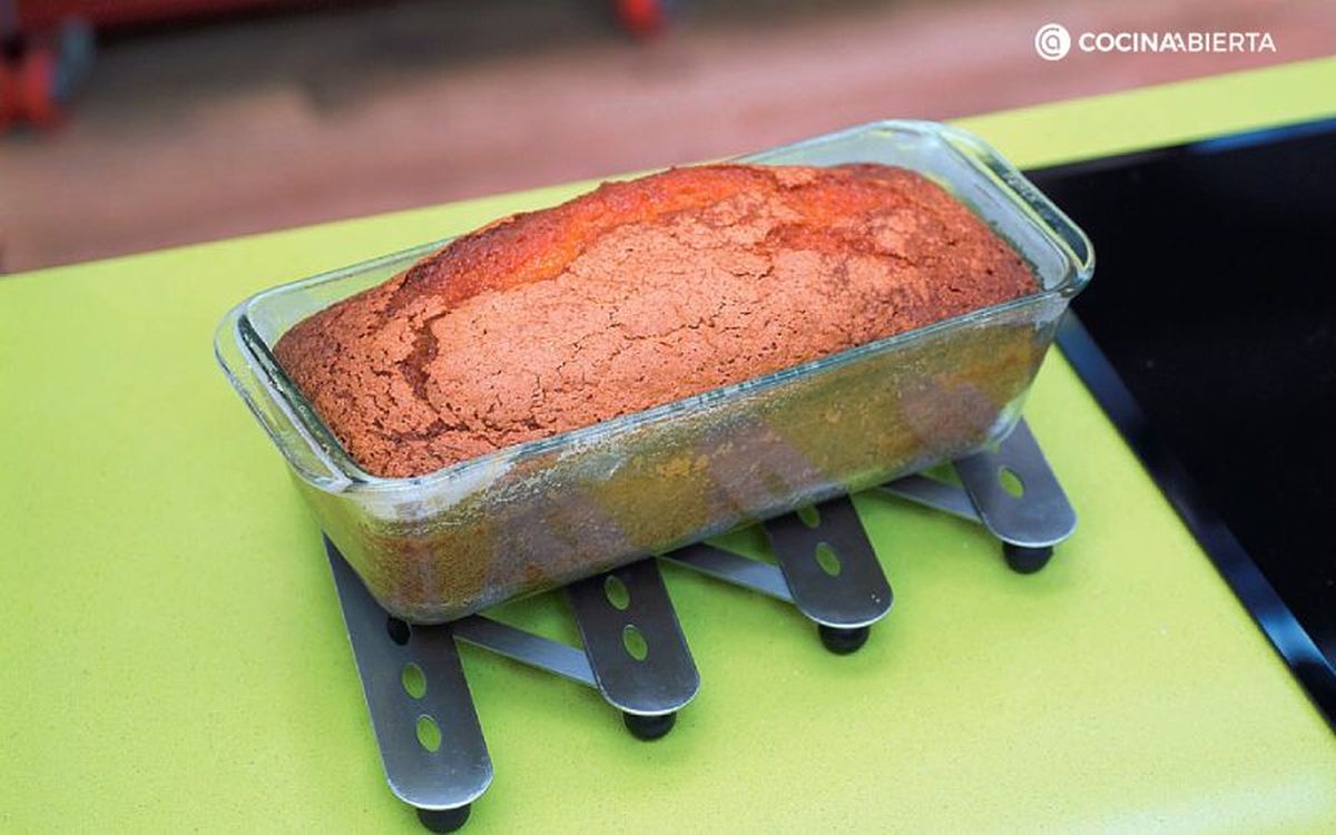 No tengas prisa por desmoldar el bizcocho, déjalo enfriar