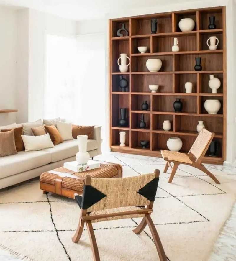 Salón con estantería elegante.