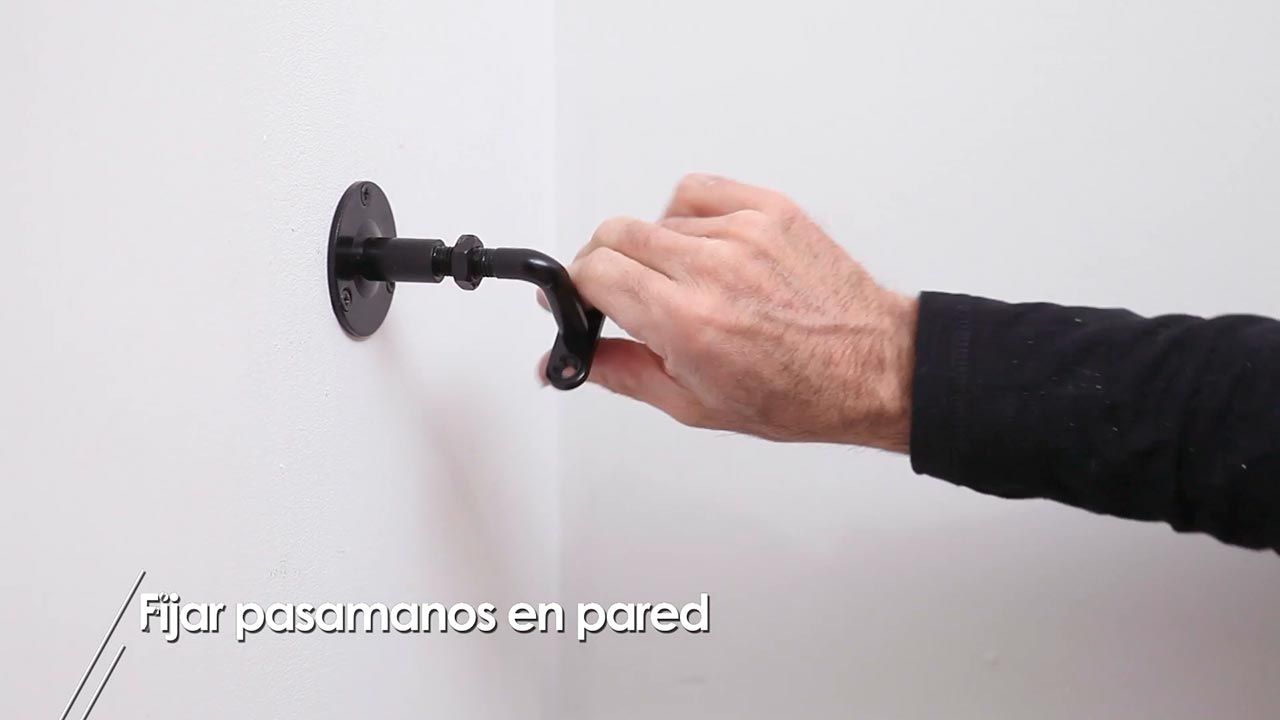 Como fijar un pasamanos en la pared paso 6