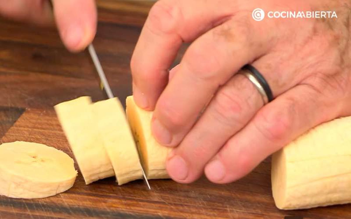 Corta los plátanos en rodajas gruesas