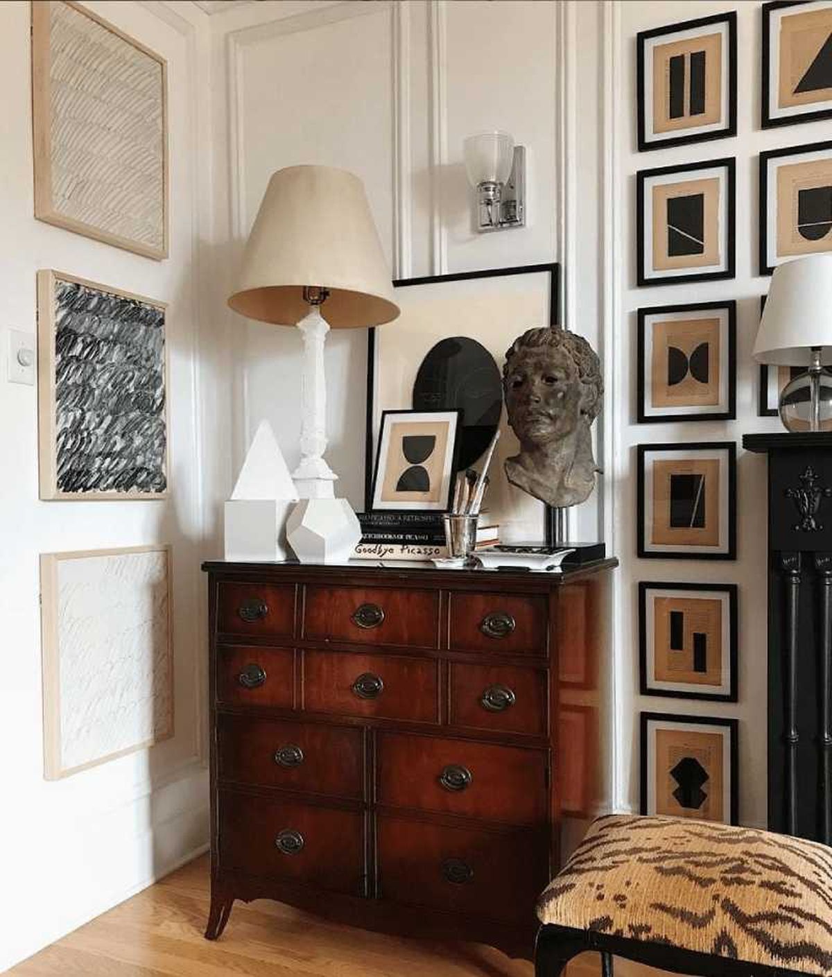 Salón decorado con antigüedades.