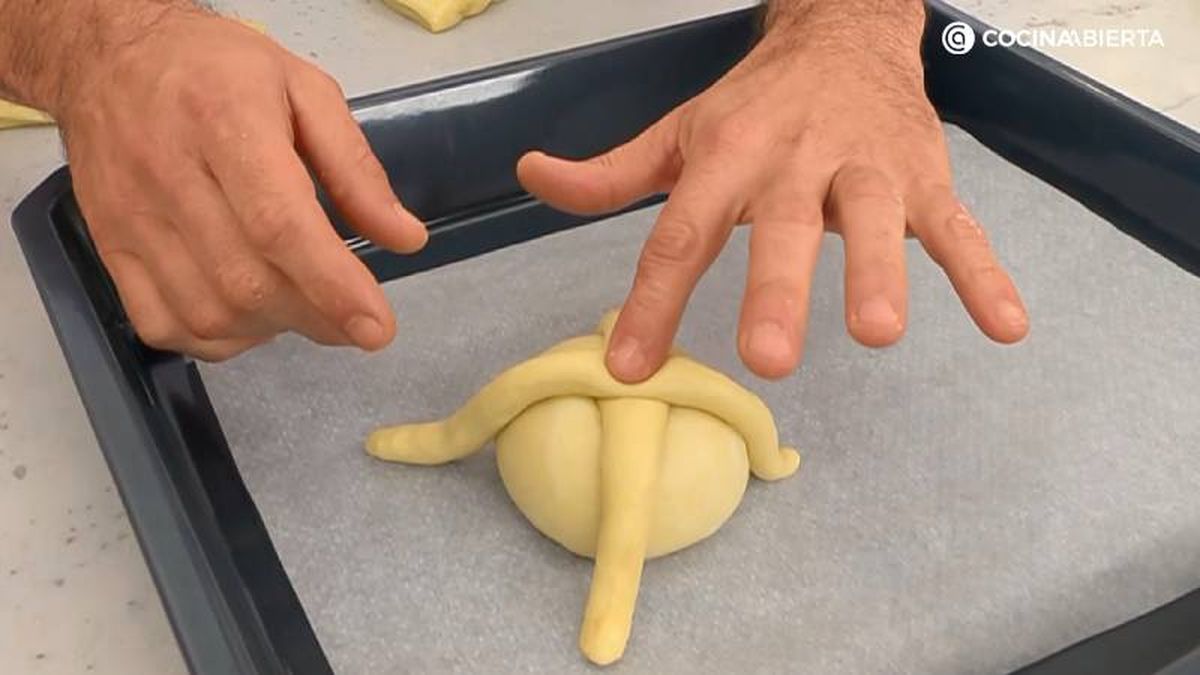 Corta la masa, dale forma de pan muerto y deja reposar