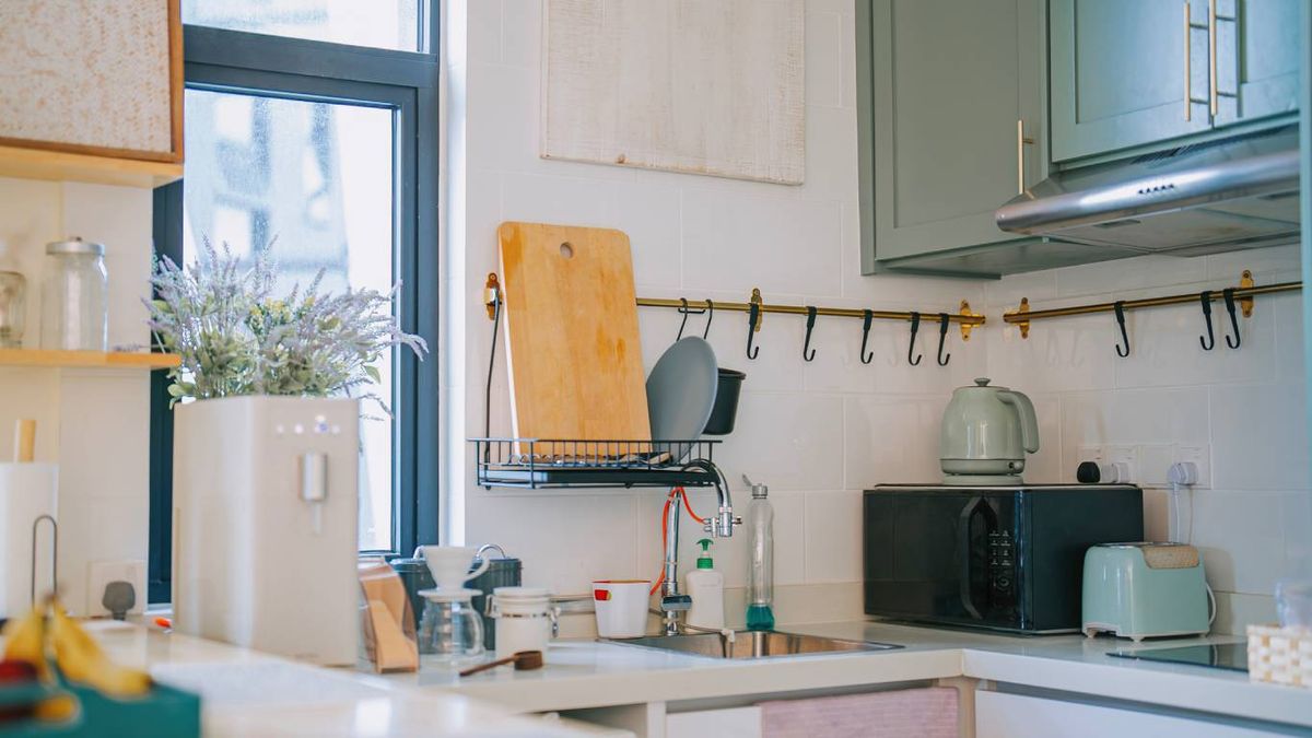 Dejar varios electrodomésticos conectados en la cocina aumenta el riesgo de incendio.