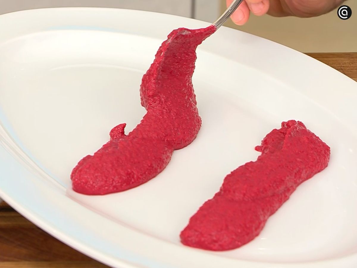 Sirve la salsa romesco de remolacha