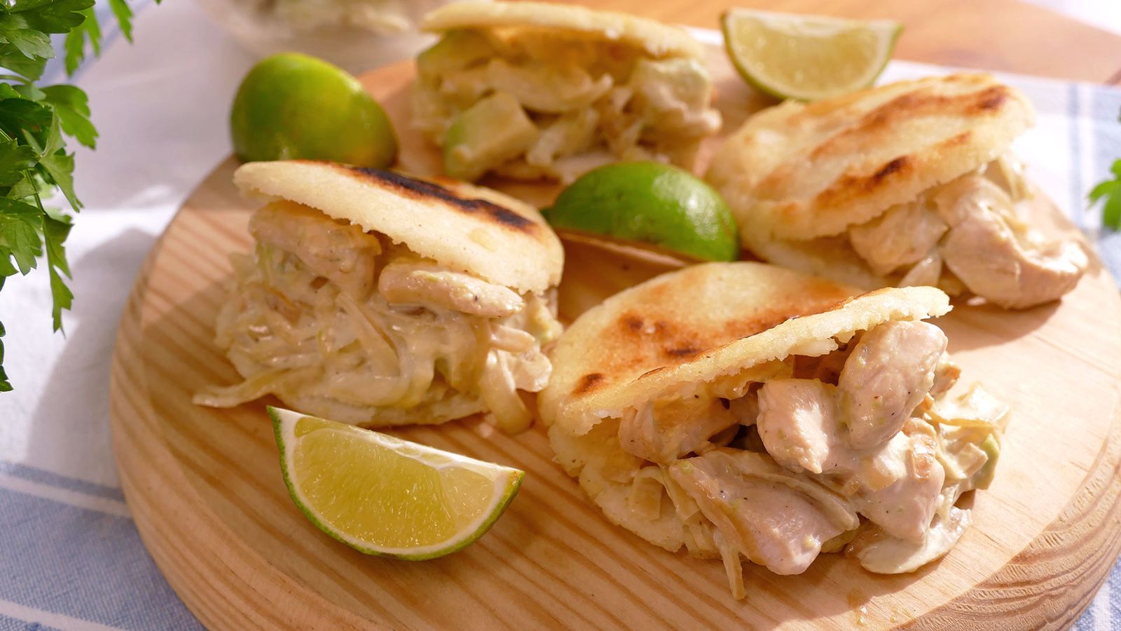 Arepas venezolanas rellenas de pollo