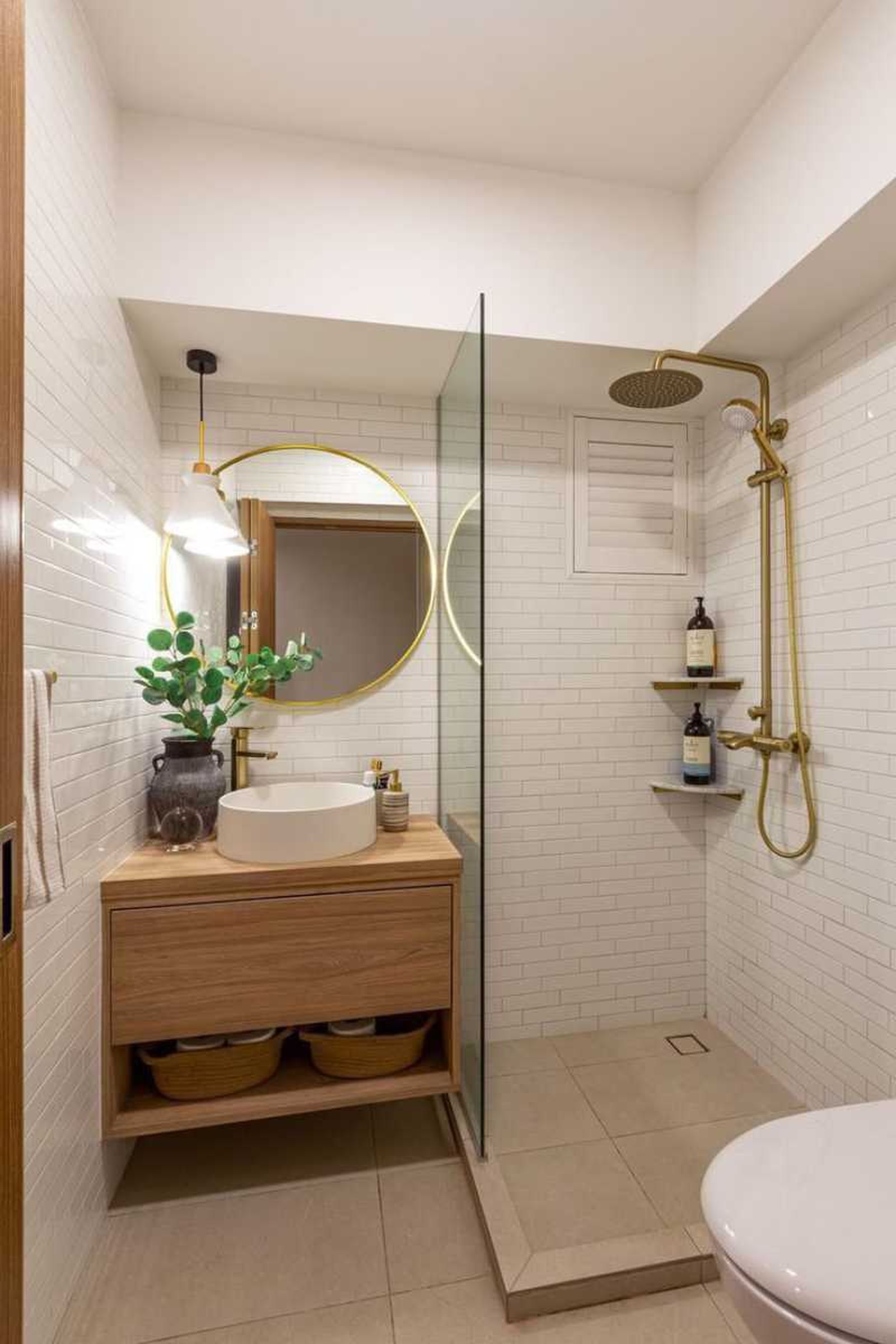 Baño con iluminación acogedora.