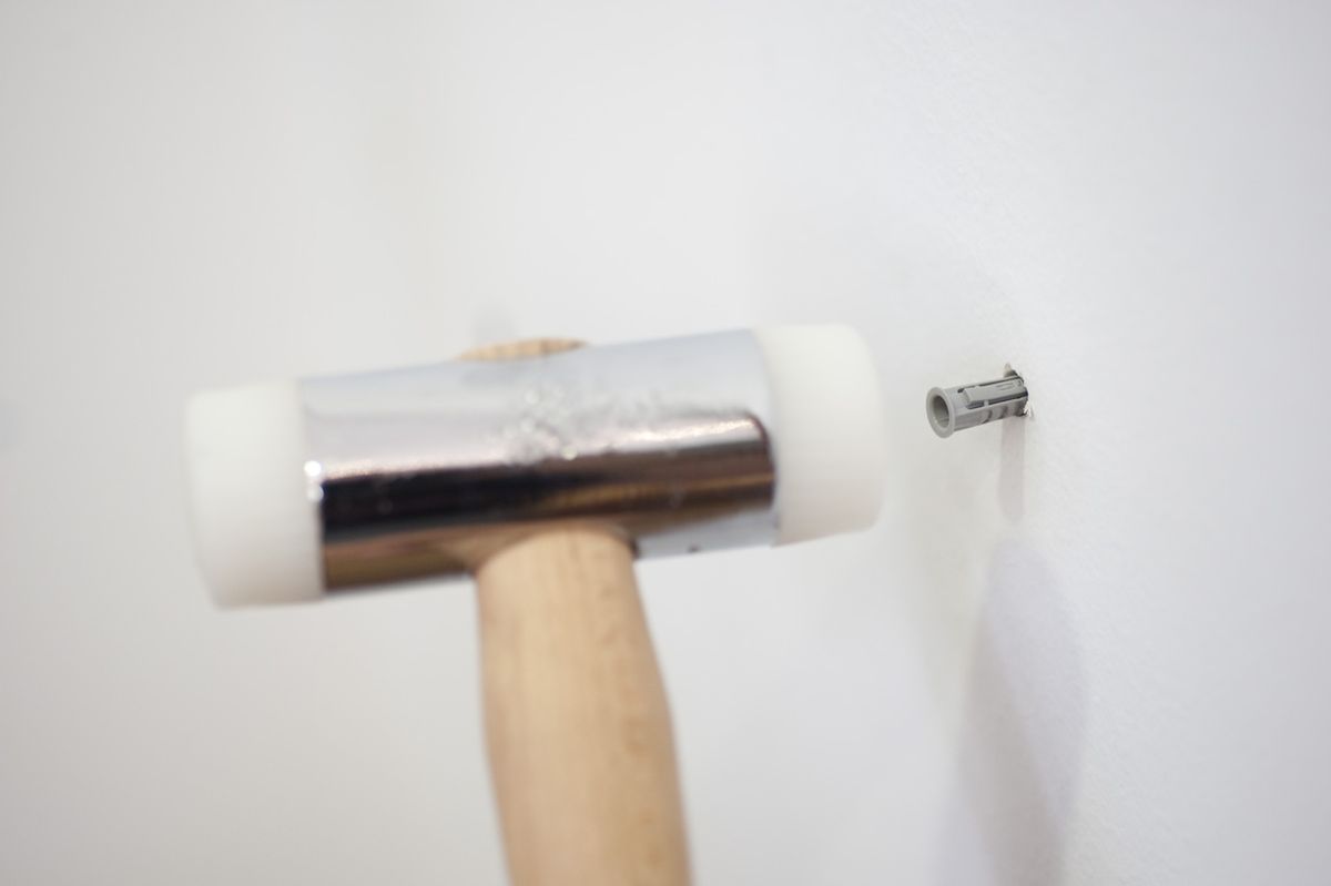 Bricomania 662 Fijar escritorio en la pared p7