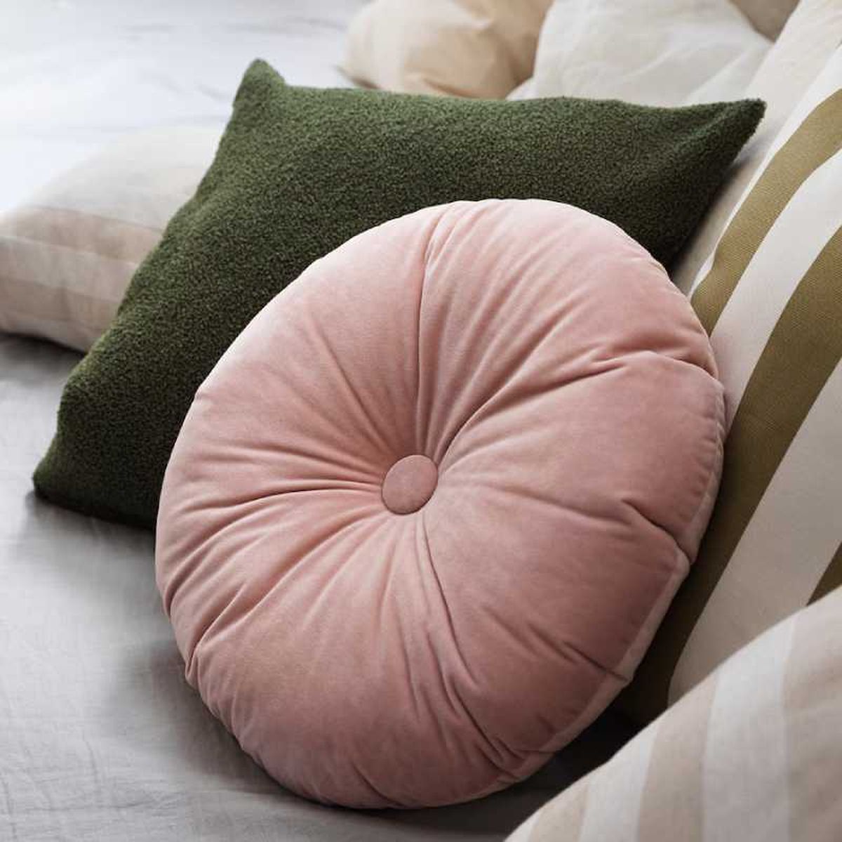 Cojín rosa redondo de terciopelo KRANSBORRE.