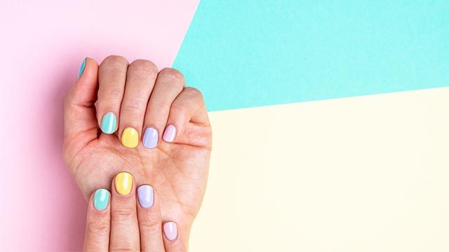 tendencia de las manicuras de unas cortas como pintarlas color claro