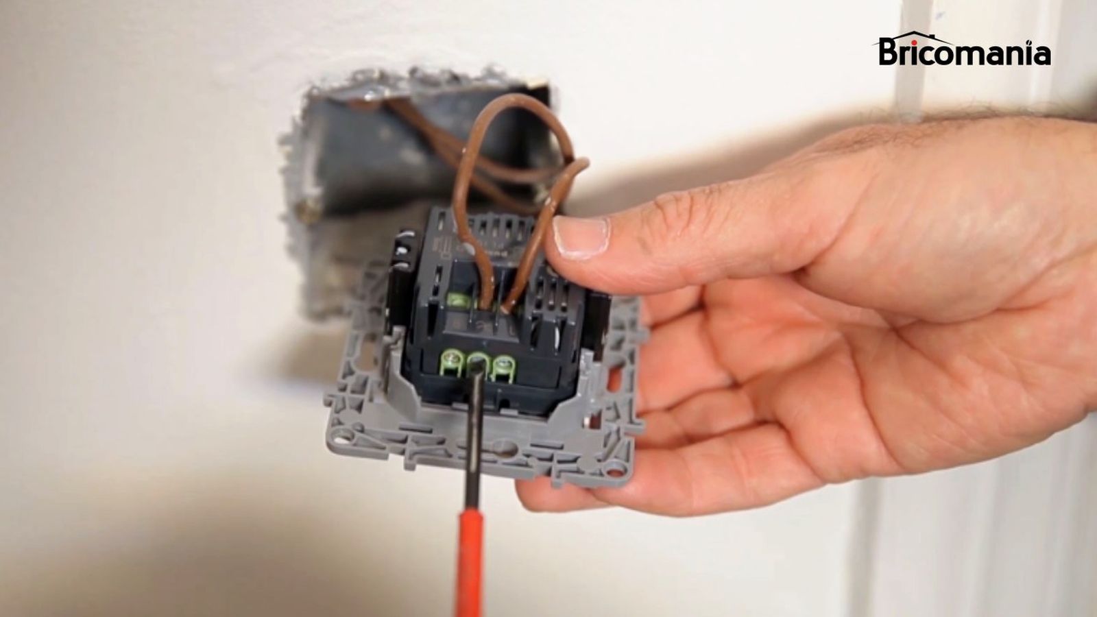 Persona cambiando un interruptor / Foto hogarmania