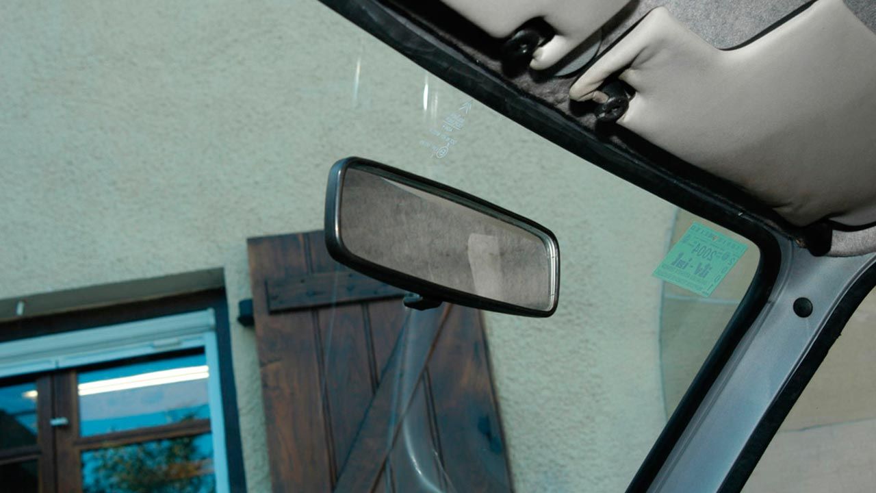 Sujeción de espejo retrovisor paso 9