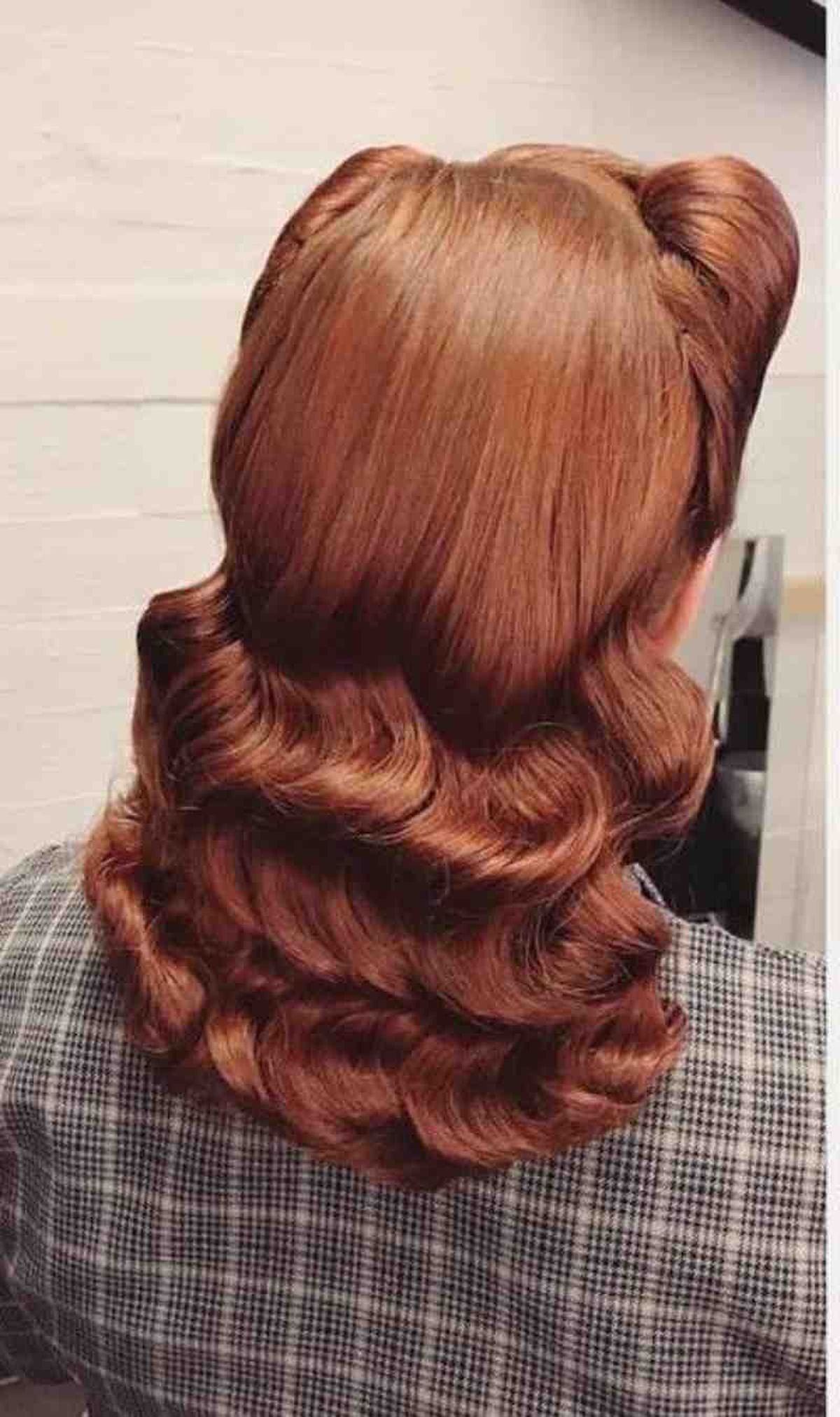 Vista trasera de una melena con ondas tipo pin-up