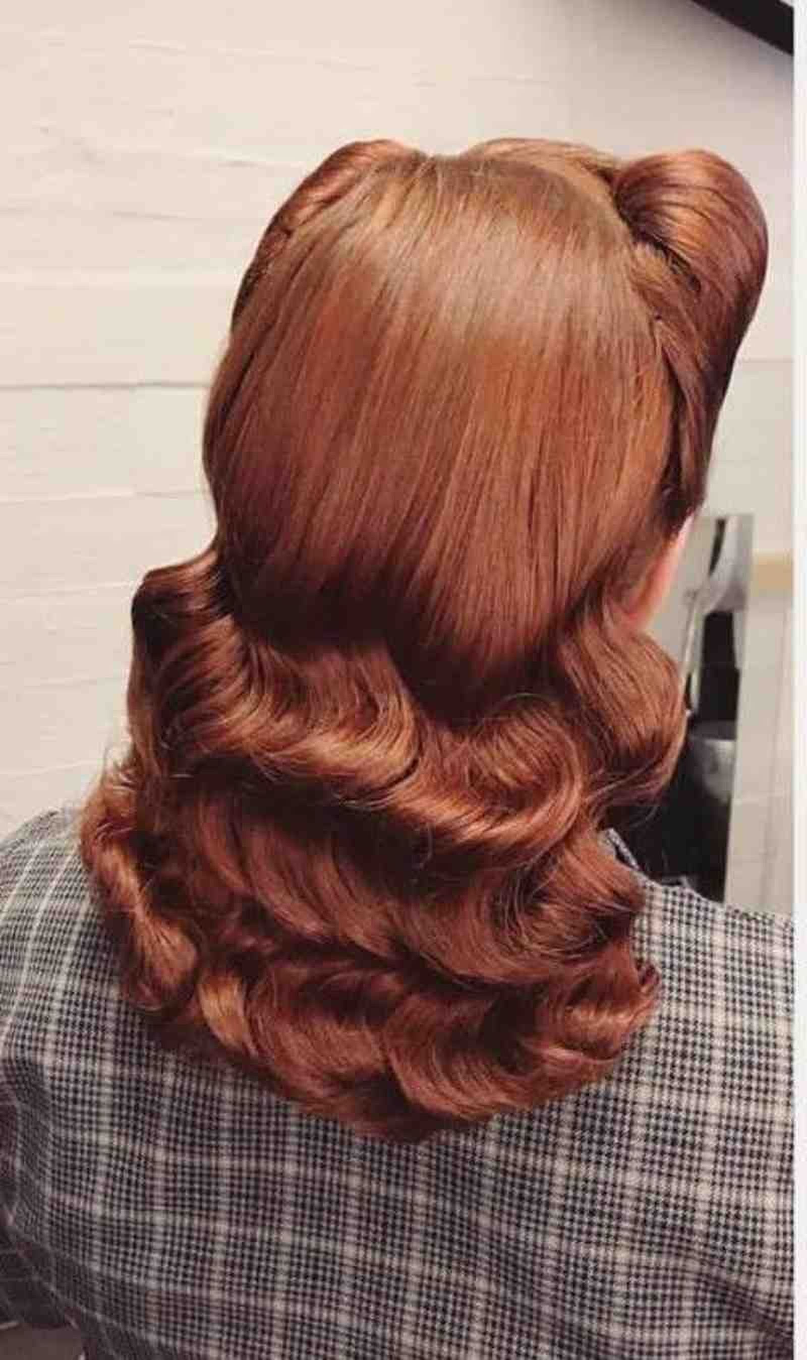 Vista trasera de una melena con ondas tipo pin-up
