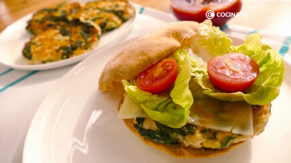 Sirve la hamburguesa de pollo y espinacas y disfruta