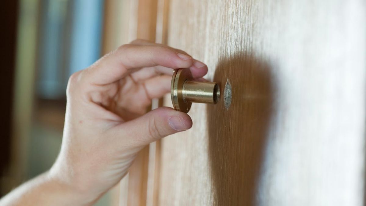 Bricomania 675 Instalar mirilla p4