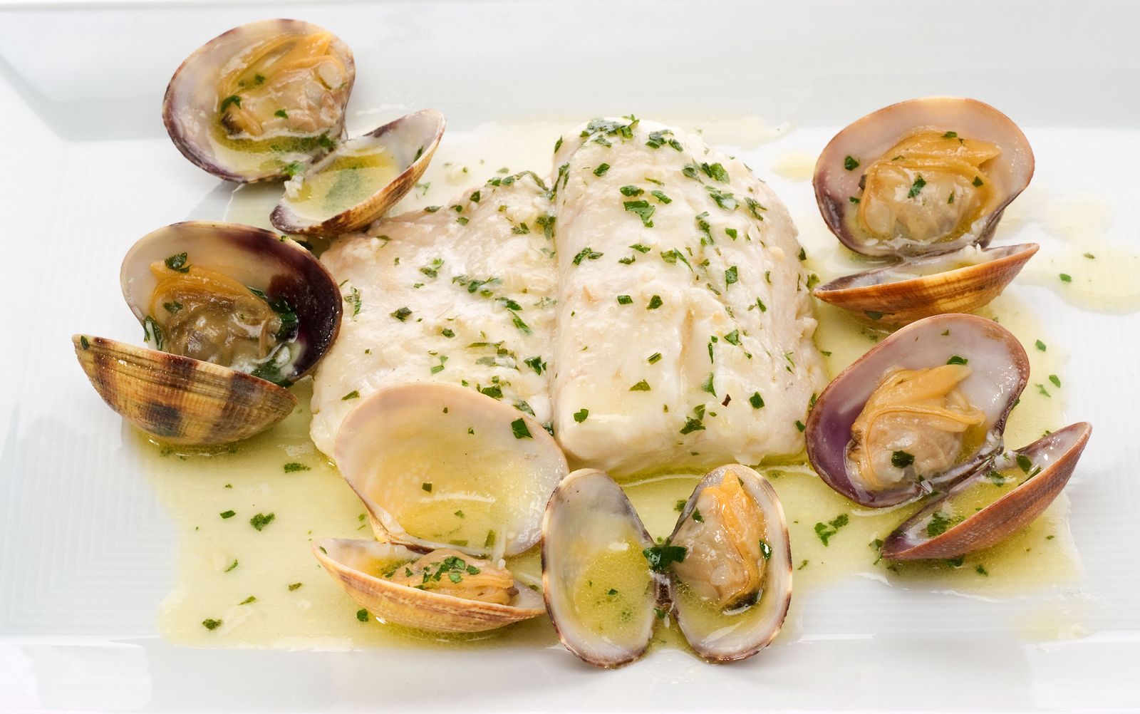 Merluza en salsa verde con almejas