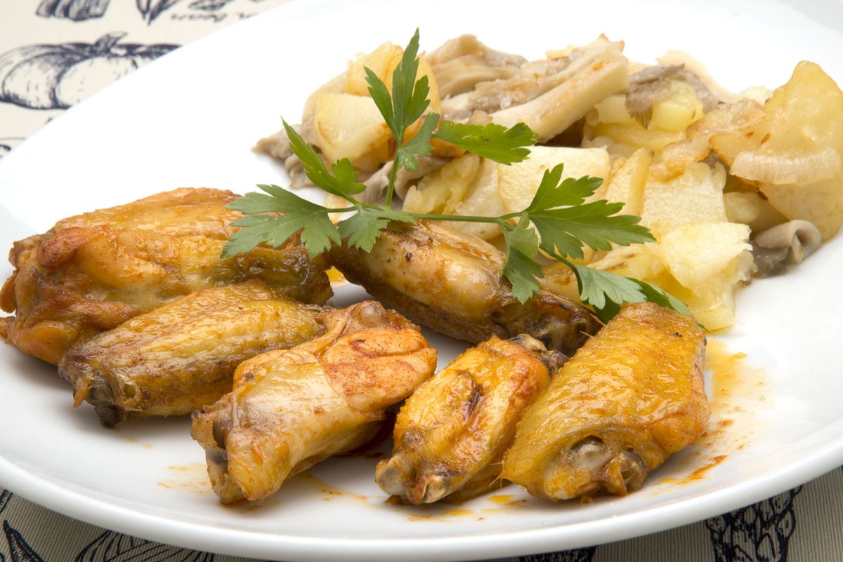 5799 1 Alitas de pollo con patatas y setas (1183) xl