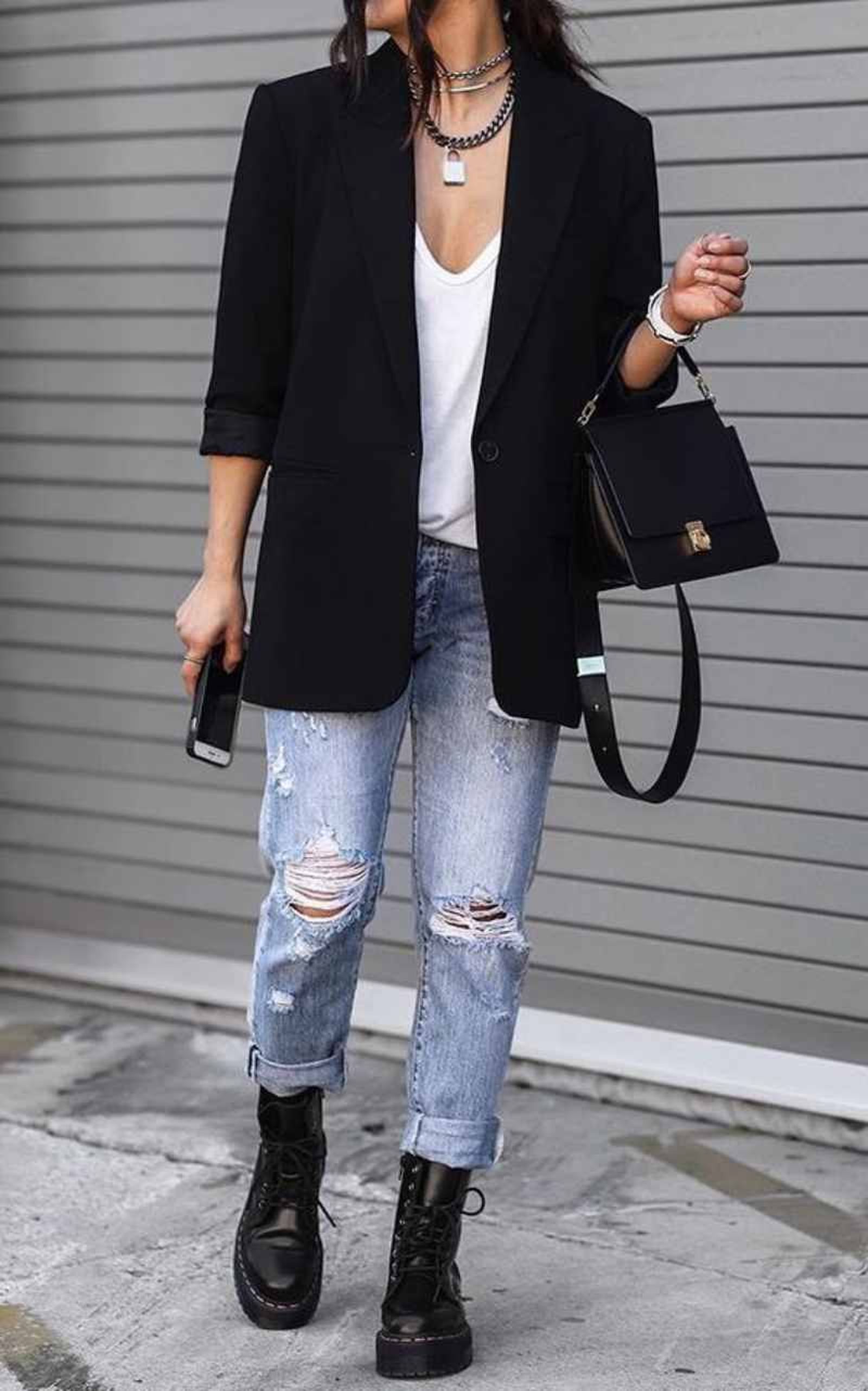 Botas militares con pantalón vaquero tipo boyfriend