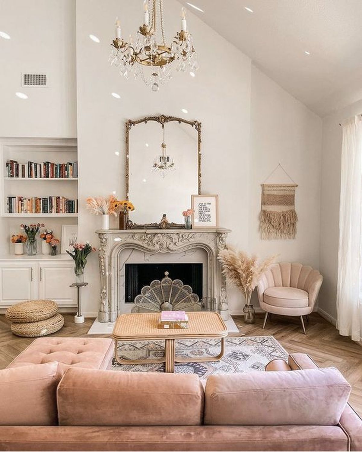 salon con chimenea de estilo victoriano