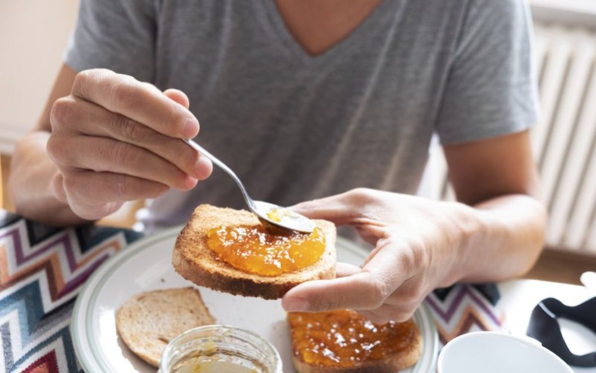 Puedes untar la mermelada de naranja en pan tostado para alegrar tus desayunos