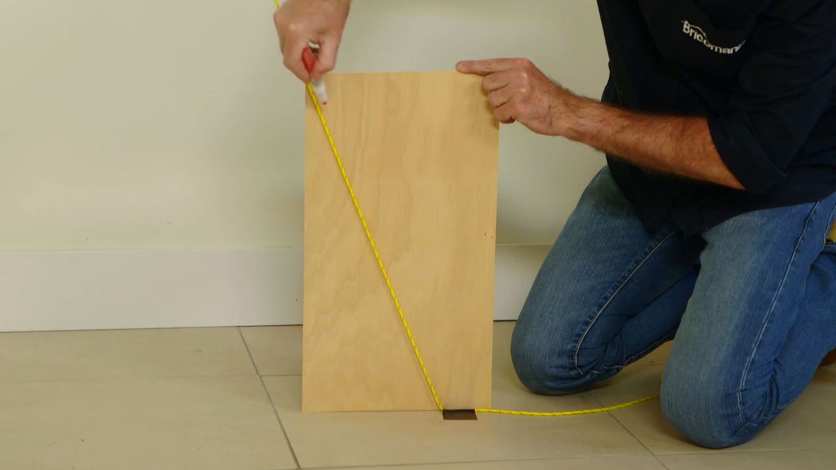 Cómo hacer una escalera de madera para el altillo paso 2