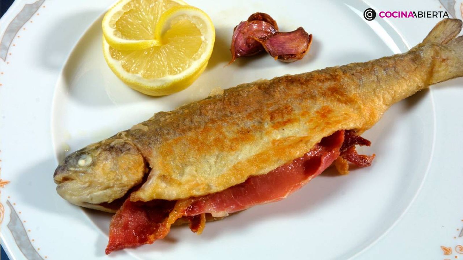 La trucha con jamón es una receta tradicional de la cocina navarra