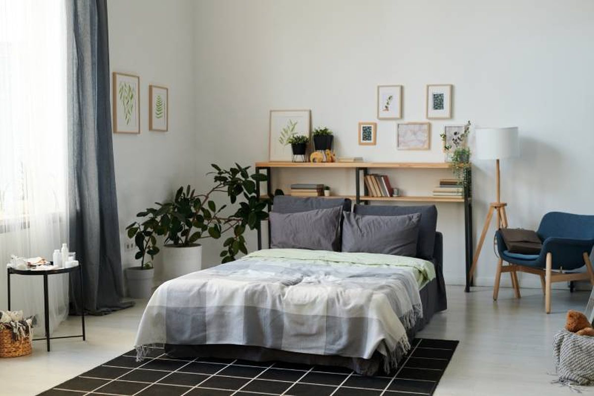 Dormitorio moderno con cabecero de cama con almacenamiento.