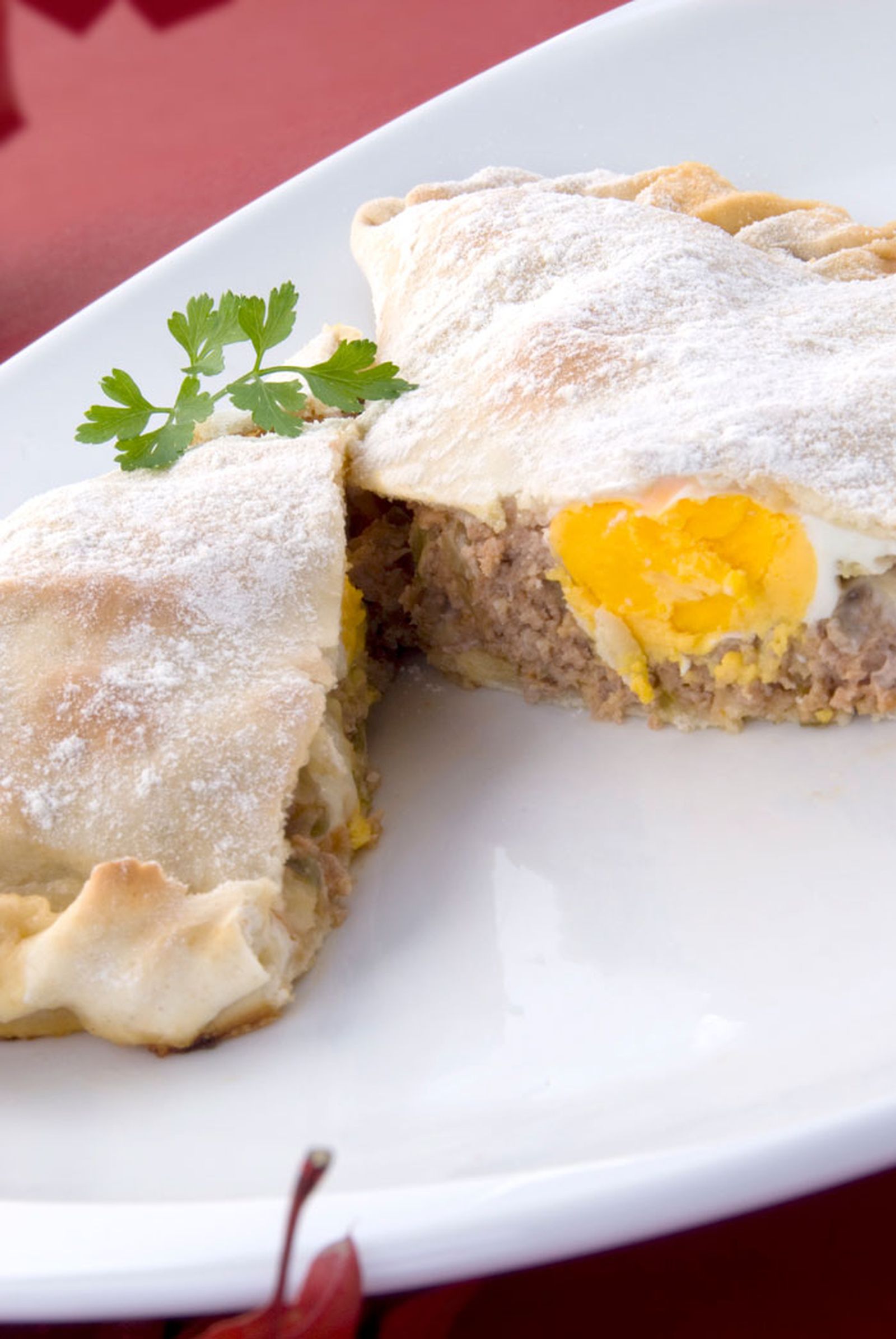 Calzone de carne con queso y huevo