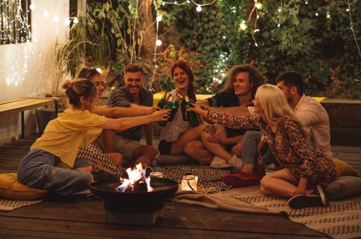 amigos celebrando noche san juan