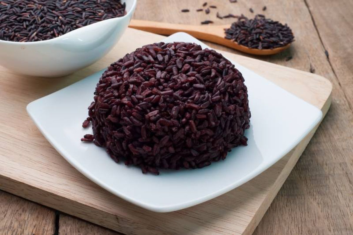 El arroz venere crudo tiene un color negro profundo que torna púrpura al cocerse