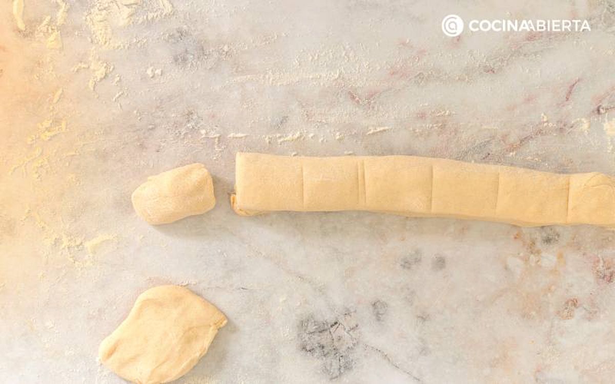 Estira la masa sobre una superficie enharinada