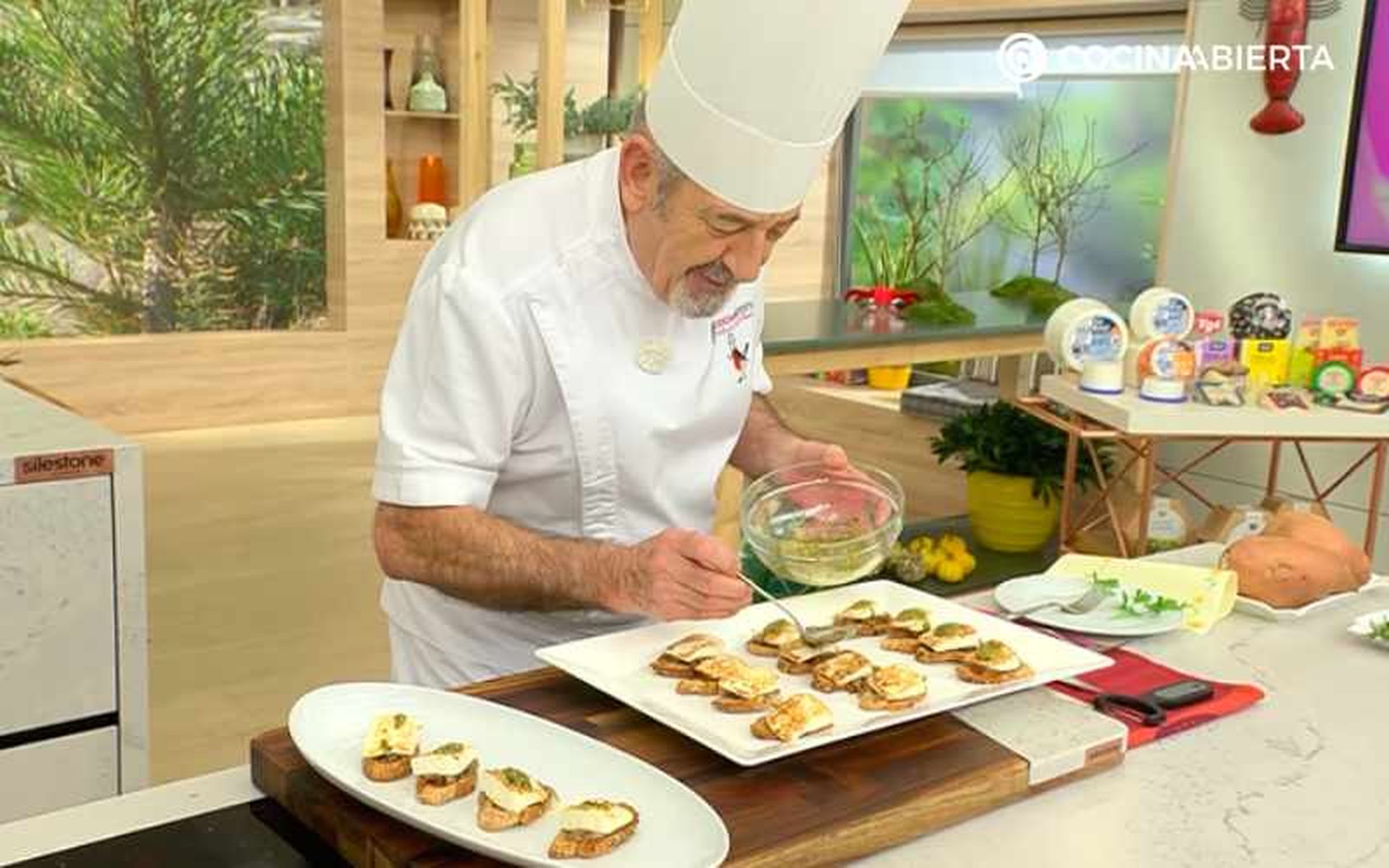 Sirve los bocados de queso con cebolla caramelizada