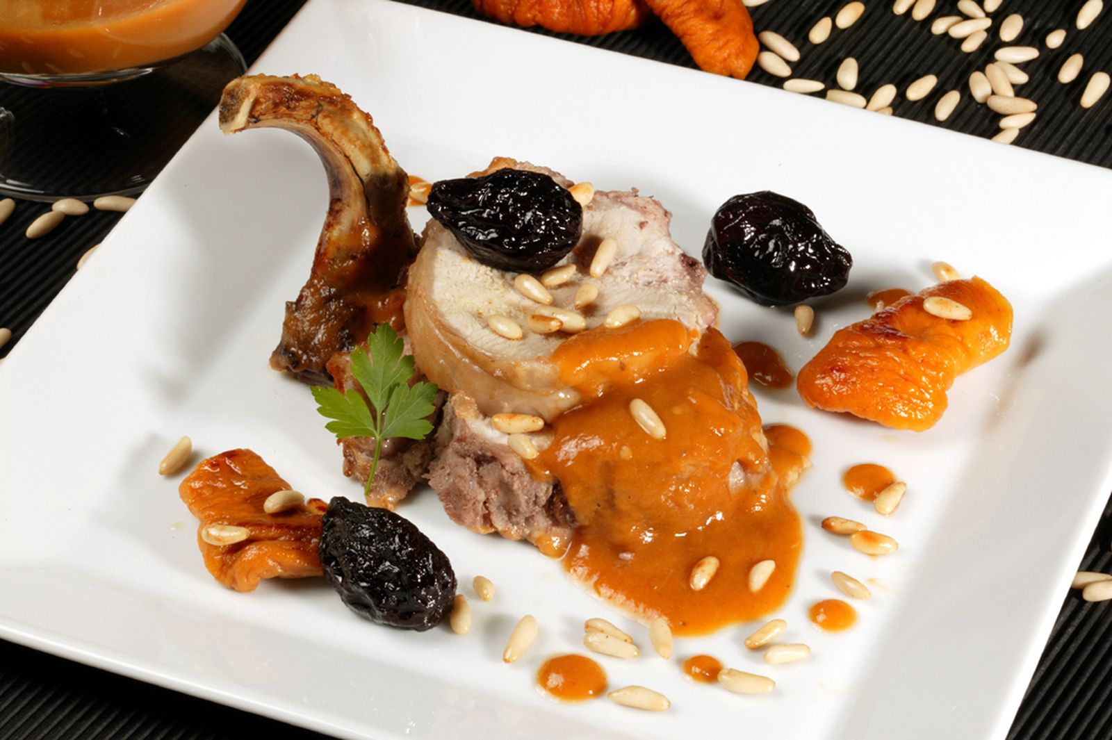 Carre de cerdo relleno de uvas pasas