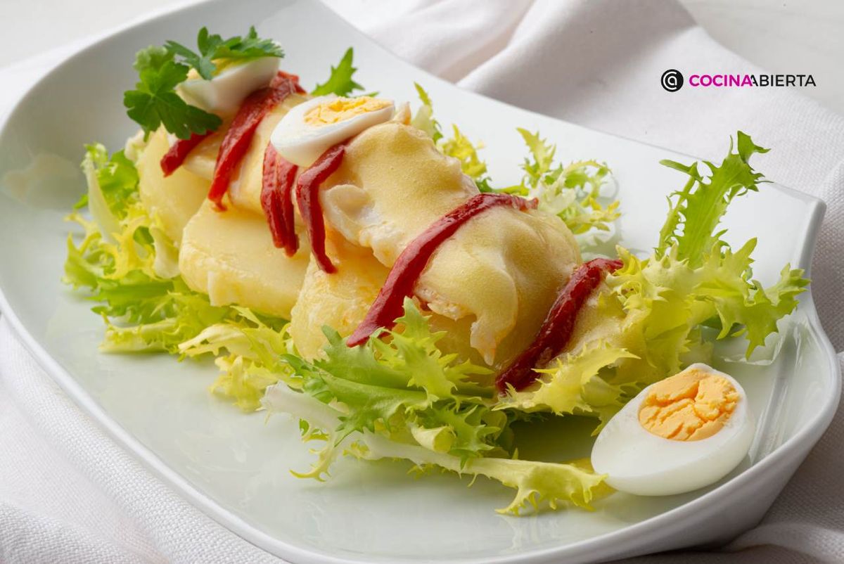 Con escarola, patatas y huevos de codorniz, aliñada con pilpil