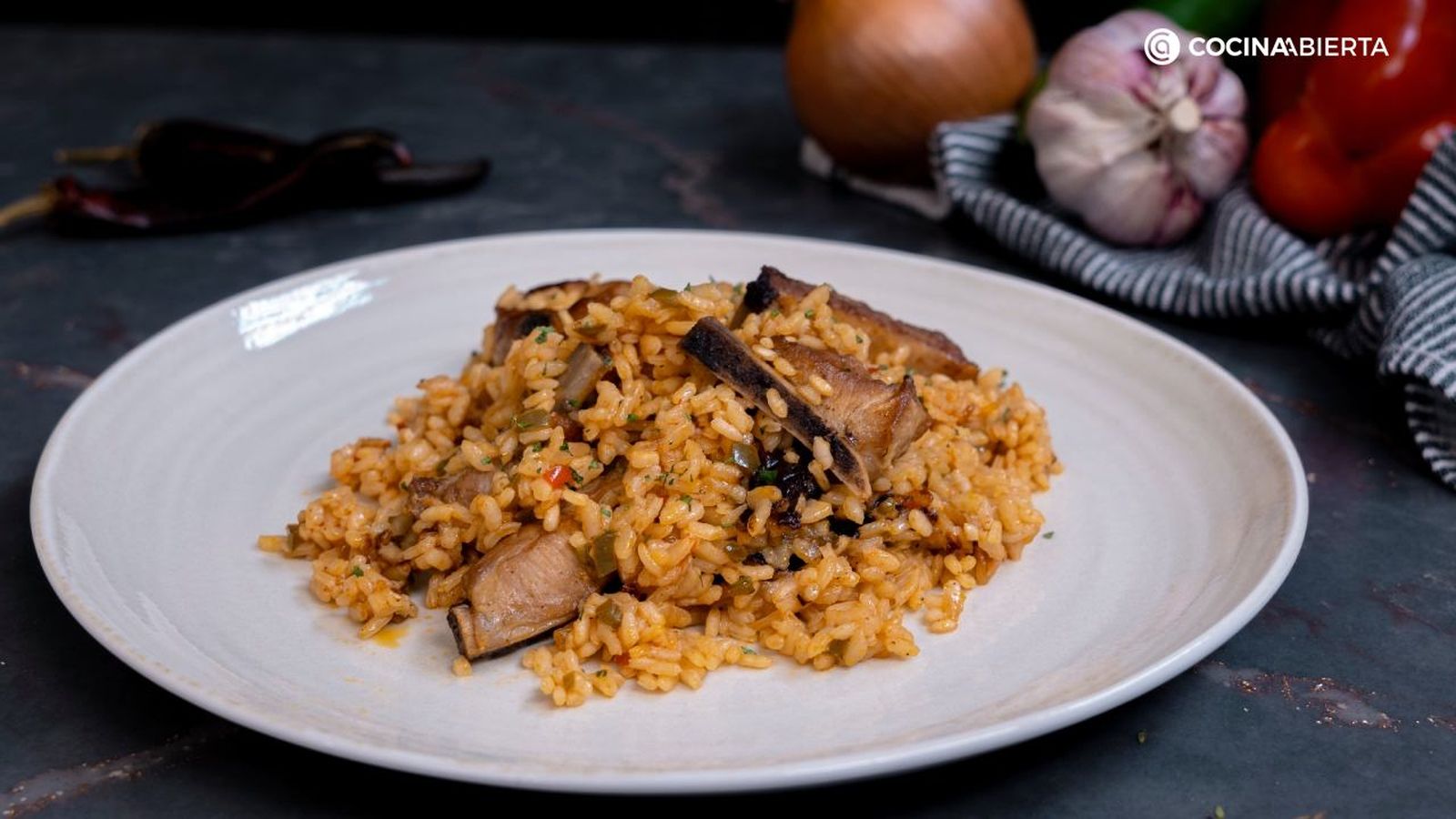 Aprende a preparar un arroz con costillas de cerdo con la receta fácil de Joseba Arguiñano