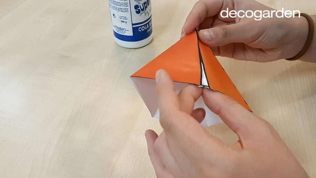 Montar y pegar el tipi.