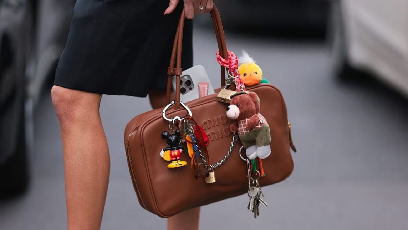 Puedes decorar tu bolso con cadenas, candados o incluso pequeños peluches