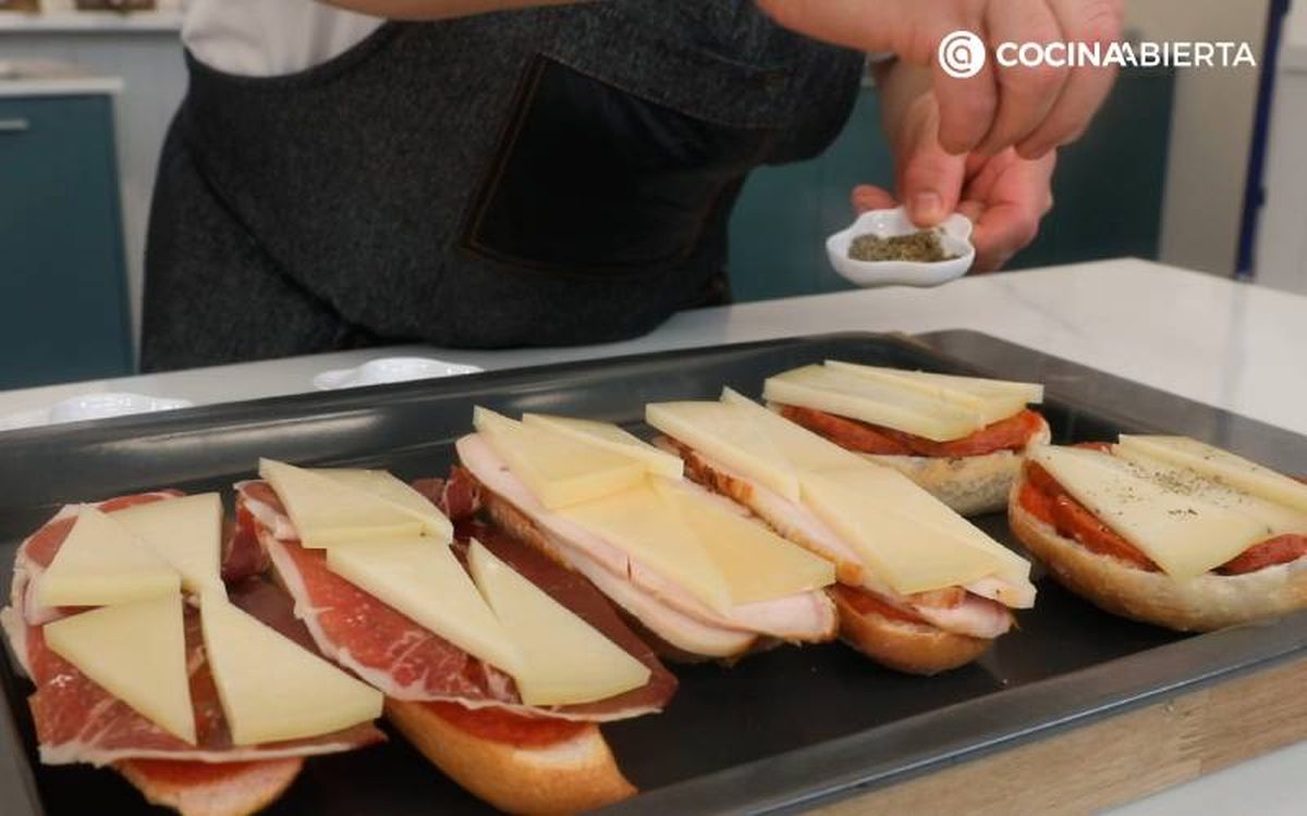 Añade especias y hornea los paninis