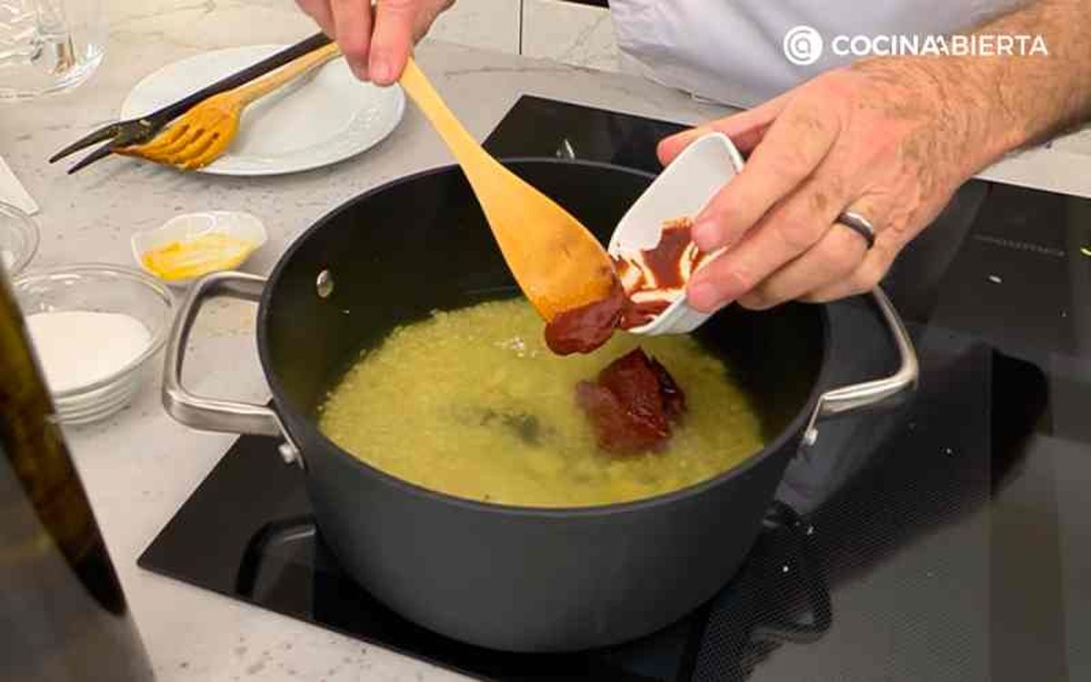 Añade pasta de tomate