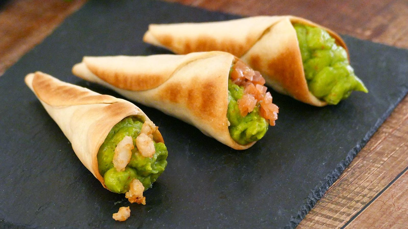 Receta de conos rellenos de guacamole con gambas y salmón ahumado