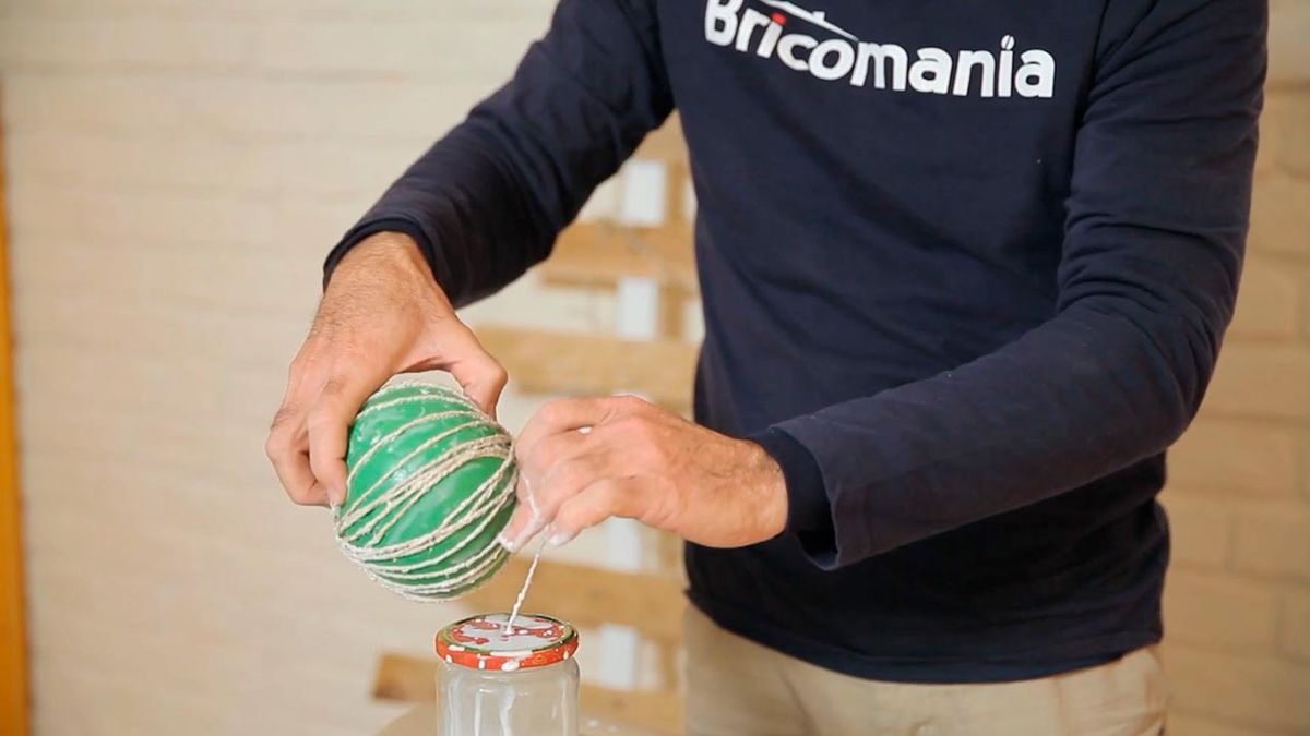 Cómo hacer bolas de Navidad con cuerdas paso 6