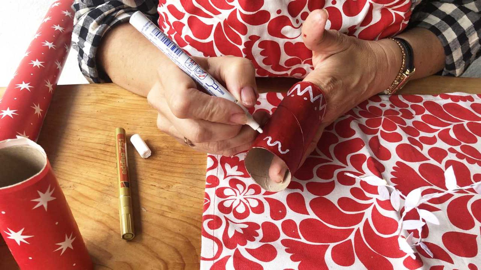 Adornos de Navidad con el rollo de cartón del papel higiénico.